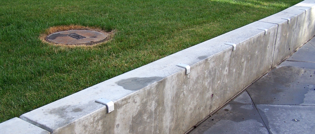 Ledge with skatestoppers preventing skateboarders from grinding